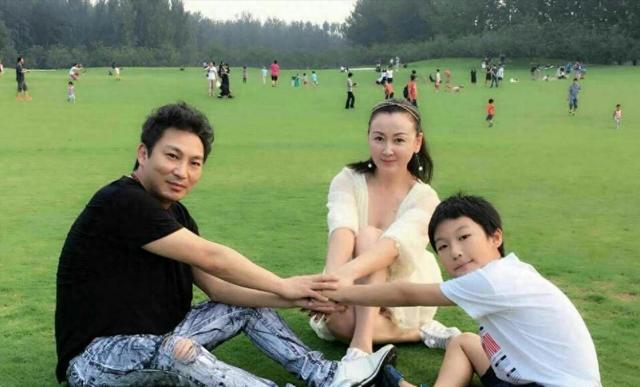 毁容|陈少华：春晚一曲成名，却被伴舞恶意伤害毁容，如今怎么样了？