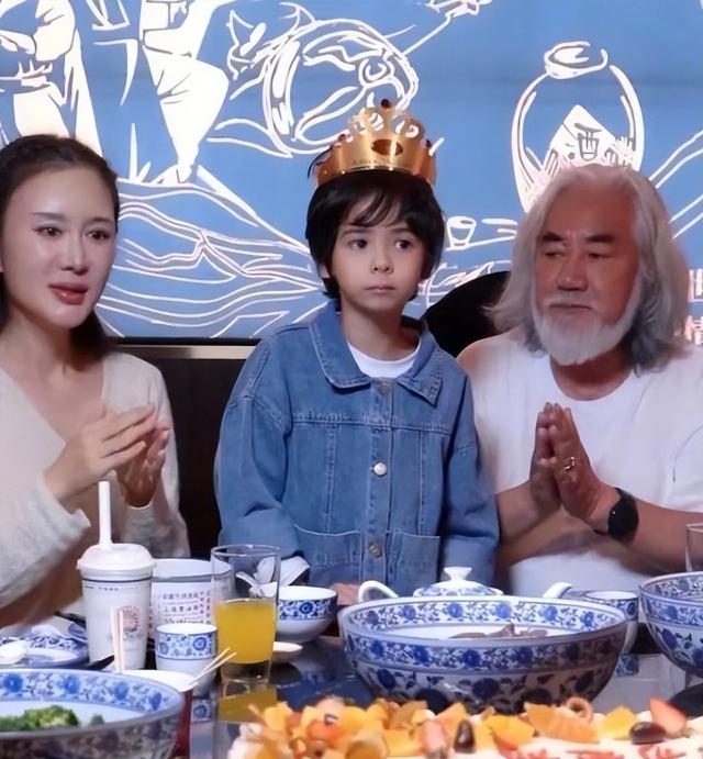 当爷爷的年纪当爸爸!73岁张纪中为孕妻涂妊娠油按摩,评论笑死