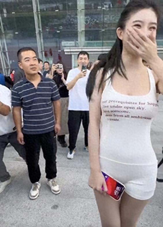 网红条纹哥遭全网封杀，在车展现场被参展商赶走，行为太低俗