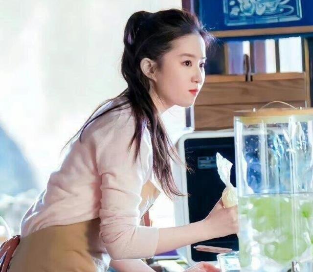 同样是被大佬陈金飞力捧,杨采钰与刘亦菲的境遇为何大不相同