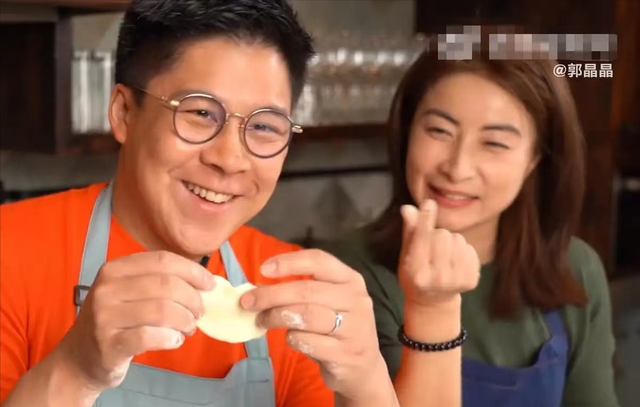 郭晶晶霍启刚吃饭被拍,披头散发狼吞虎咽太狼狈,孩子成最大难题