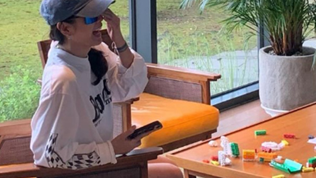 孙艺珍晒带娃照，全程紧盯爱子眼神宠溺，桌上地上都是甜豆玩具