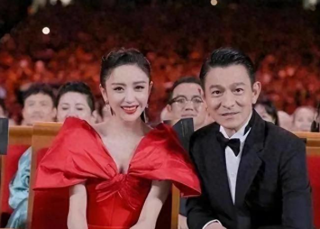 刘德华怎么也想不到，当年随口亲的婴儿，居然差点把他踢下神坛