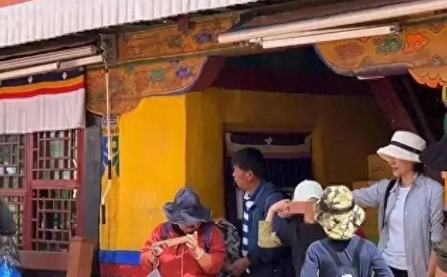 董卿与儿子的温馨日常：母子情深、低调出行