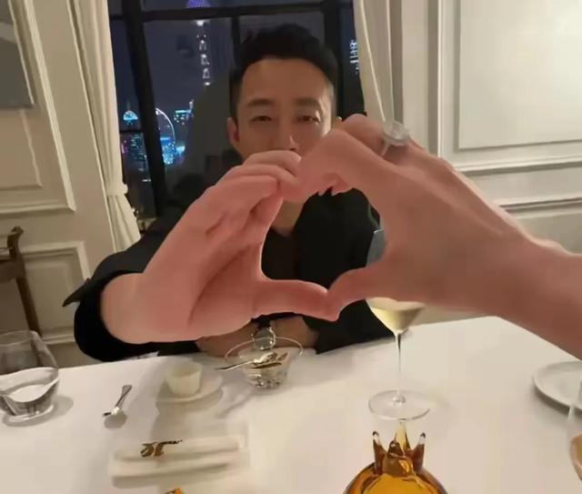 汪小菲与妻子夫唱妇随，张颖颖直播举动看出心态，网友评论引热议