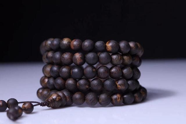 沉香鉴定“底子对”的奥秘:揭秘文玩界的秘密语言