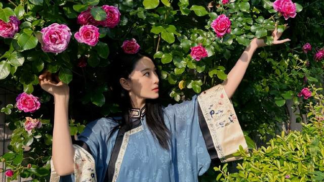 张馨予把自家院子打造成现实版莫奈花园，花海中拍照，姿势引热议