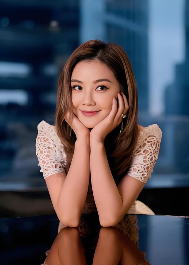 43岁蔡卓妍分享度假泳装照,身材和颜值绝美!