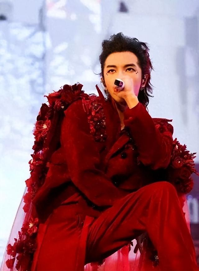 华晨宇怒了!官宣演唱会却因“拒绝月经羞耻”上热搜,气的飙脏话