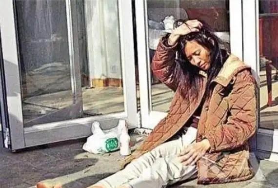 过气明星的卑微，街头摆摊、领救济、给网红打工，辉煌后满地心酸