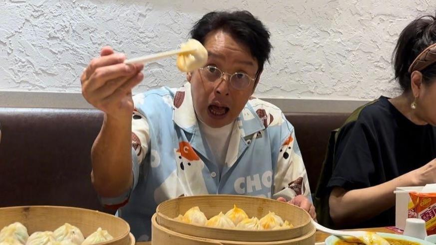 74岁谭咏麟大病后现身，20度天气还穿羽绒服，网友担心他身体状况