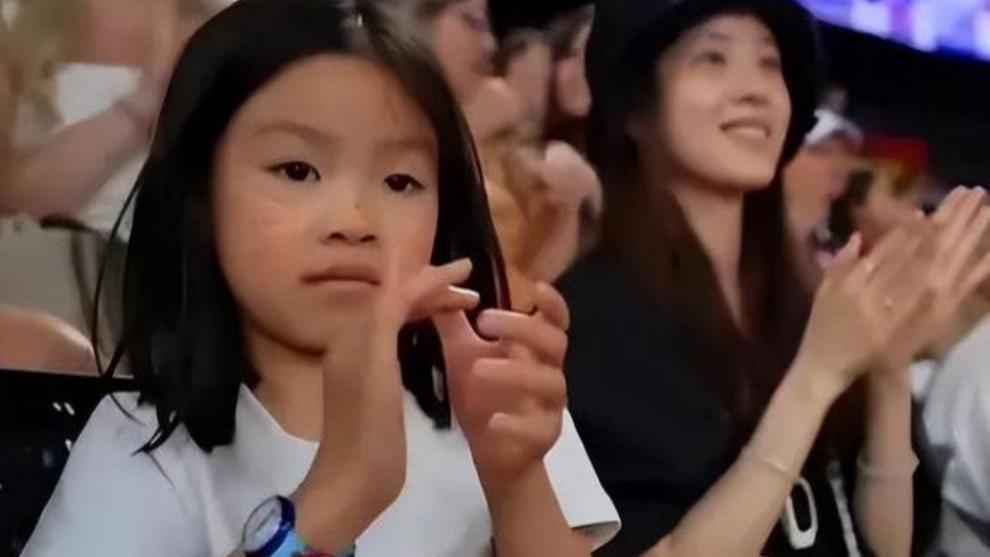 章泽天8岁女儿：正脸像刘强东被说农村长相，但是真正的千亿千金