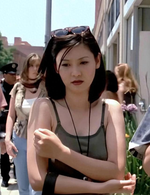 徐帆年轻时清纯可人,老了剪短发很中性,皮肤蜡黄干瘦像农家奶奶