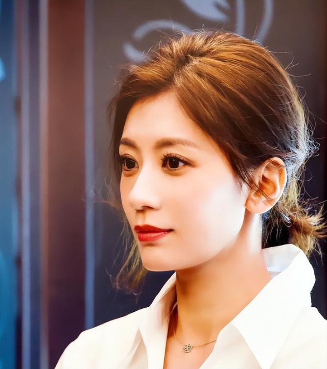 终于理解贾静雯了，如果周围的同学都长成这样，她的自卑就正常了