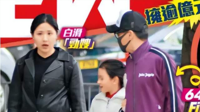 何家劲全家福曝光，妻子与两任女友颜值相差大，女儿遗传妈妈长相