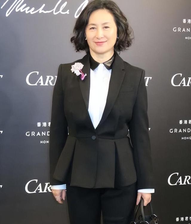 60岁何超琼彻底放下,迎来了第二段感情,新男友连四太都高攀不起