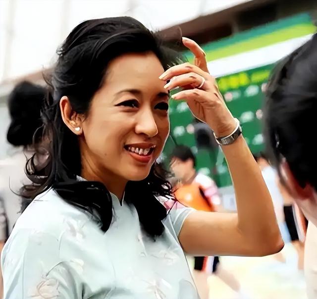 朱玲玲：抛弃霍震霆和3个儿子，50岁嫁给爱情的她再次净身出户？