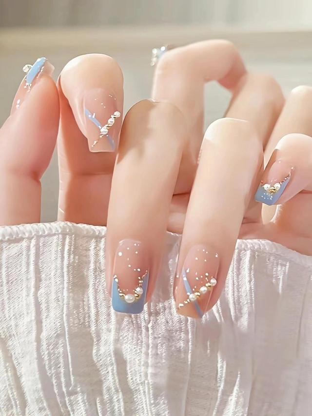 2024年最火美甲色彩：蓝色美甲，让你的指尖如天空般明朗！