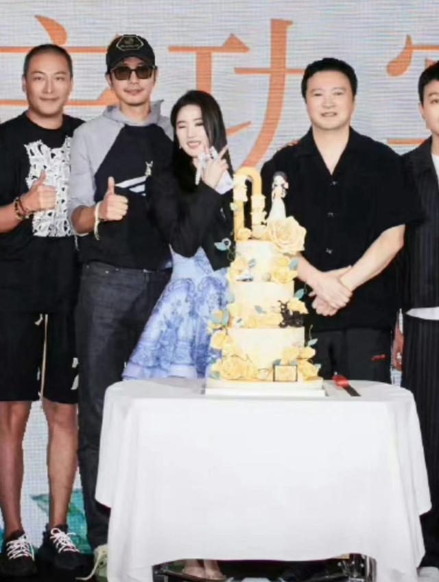 刘亦菲彭冠英同框,世界安静了,网友惊呼:还是初恋好