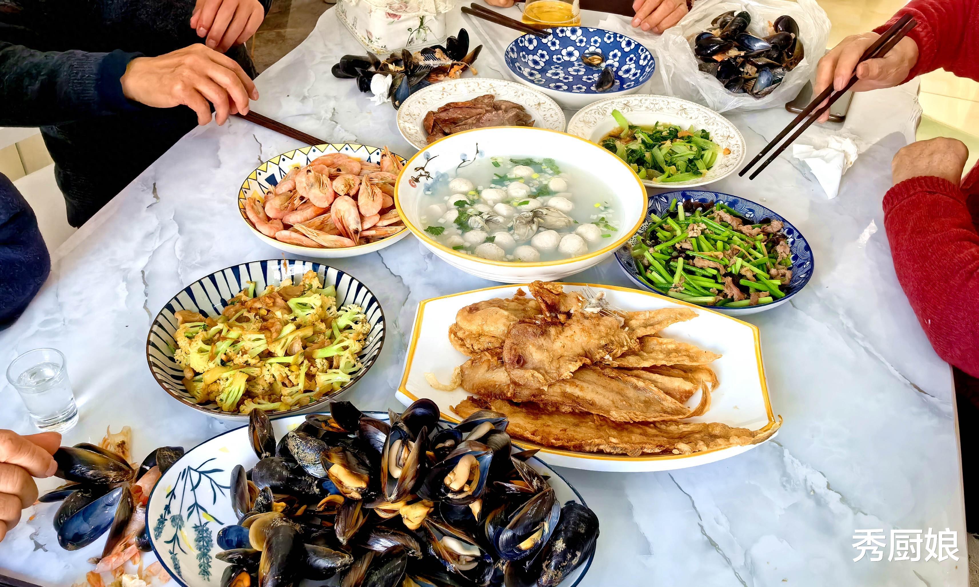 山东80岁老人回娘家,76岁弟媳做一桌饭菜走红,网友:“真寒酸”