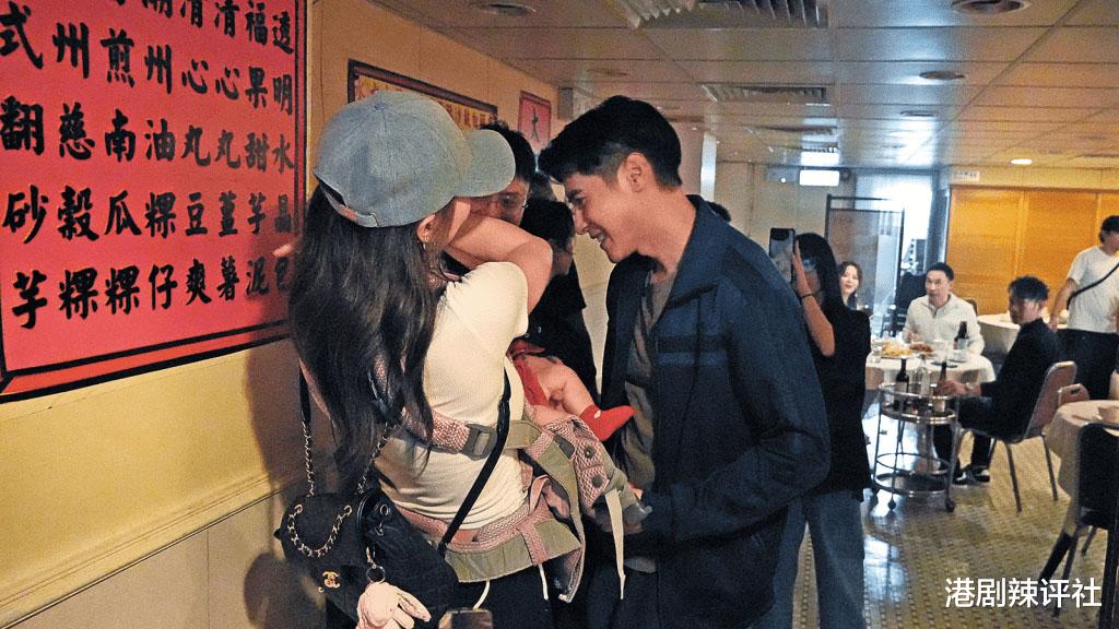 香港男星连轴拍摄疲惫不堪,爱妻带女儿探班当慰劳,可爱乖巧很听话