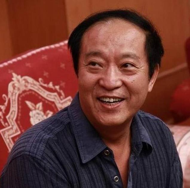 他与冯巩搭台10年，当了5年县长，如今75岁却妻离子散、穷困潦倒