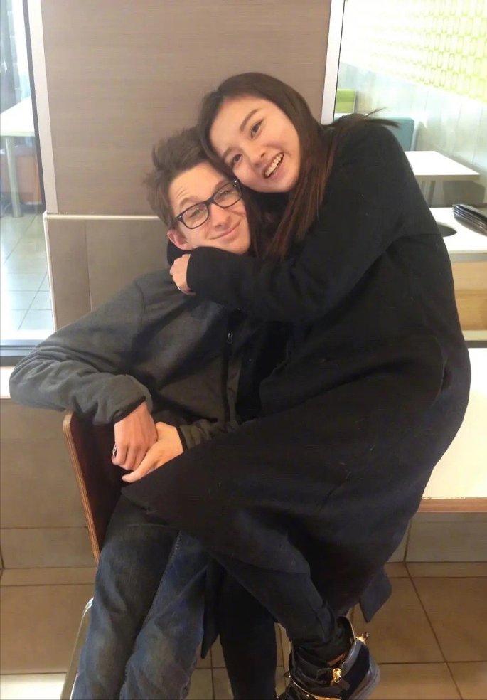 白人男性寻找宋祖儿后续！男方注销账号，宋祖儿与异性亲吻照曝光