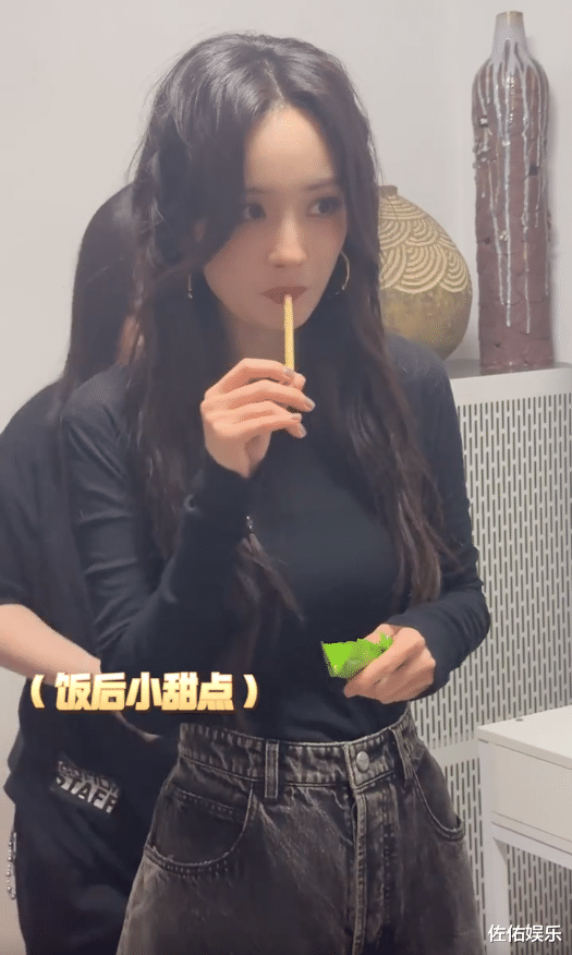 杨幂难掩吃货本性，狼吞虎咽接地气，带病上班引人心疼