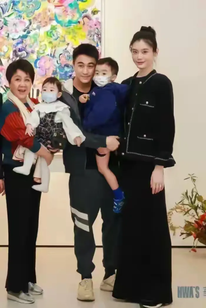 偶遇奚梦瑶遛娃,母女手牵手同框温馨有爱,2岁Romee身高优越