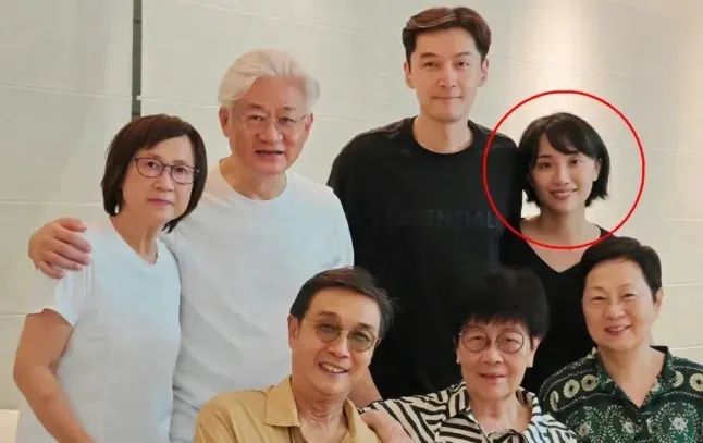 分手大瓜！鹿晗删除与关晓彤相关...