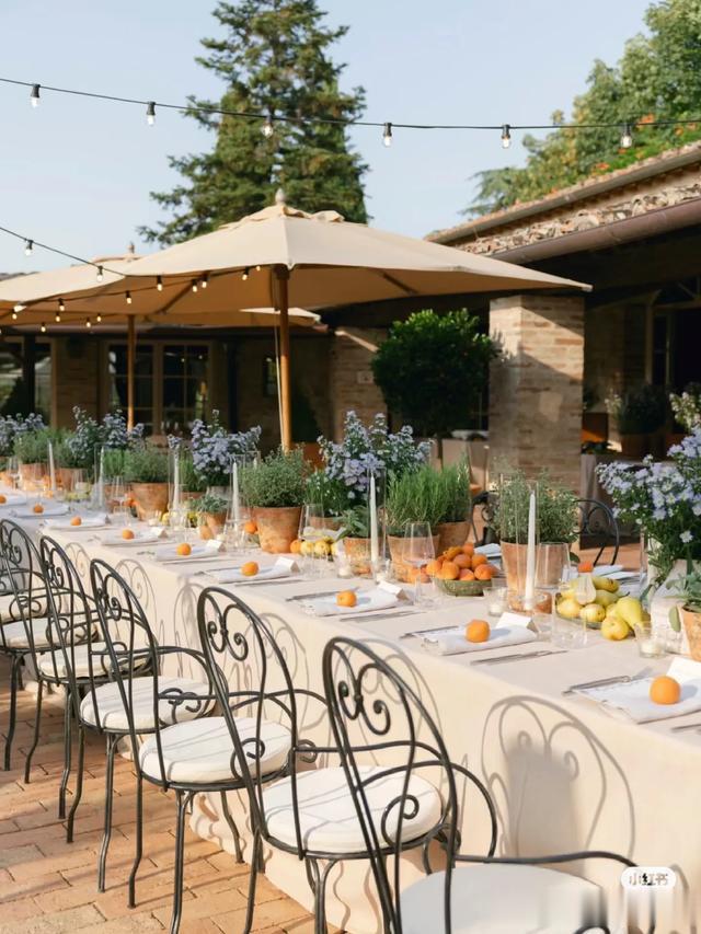 吴千语分享意大利婚前美照,一袭粉色深V碎花长裙,仙气飘飘!