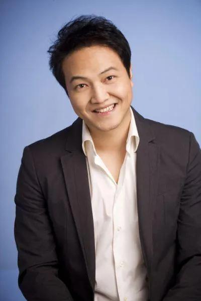 韩剧“恶汉”的现实人生,娶小12岁娇妻,拥有三位可爱女儿。