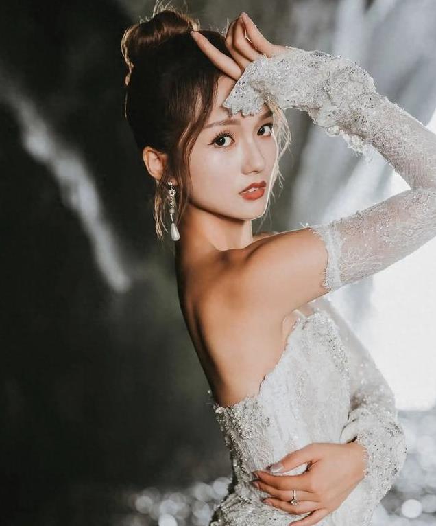 29岁港姐小花晒露背洞穴婚照！明年与TVB男星结婚！男友出生富裕