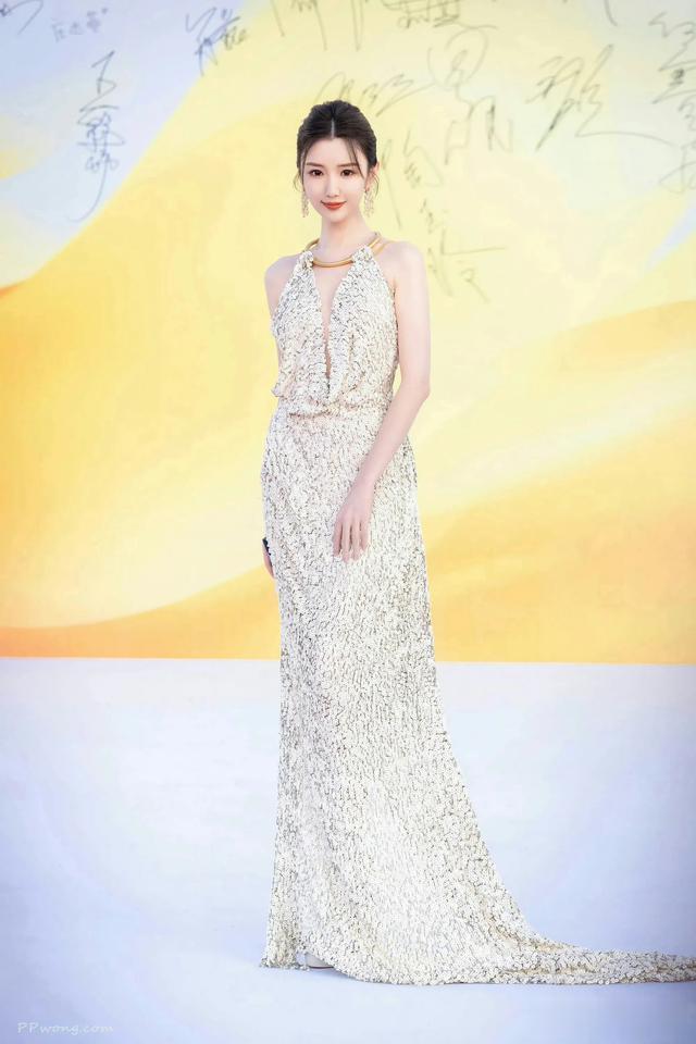 毛晓彤｜落落大方