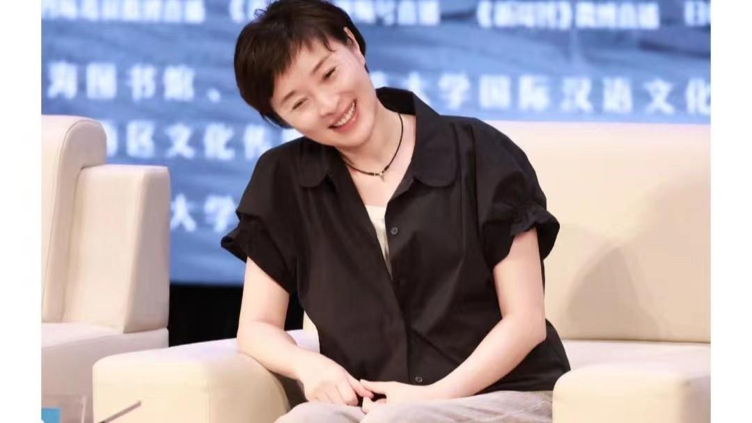 看了52岁的吴越打扮，我悟了：穿衣简单、色不过三，更优雅高级