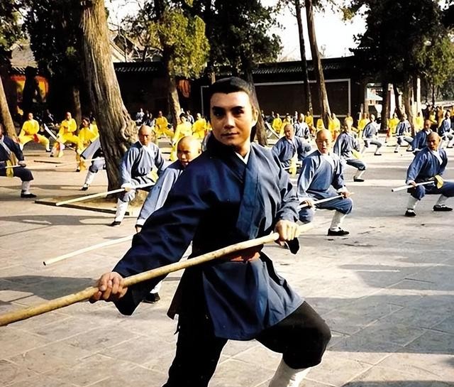 还记得被谢霆锋打尿血的“白龙马”吗？今沦落街头卖卤菜为生