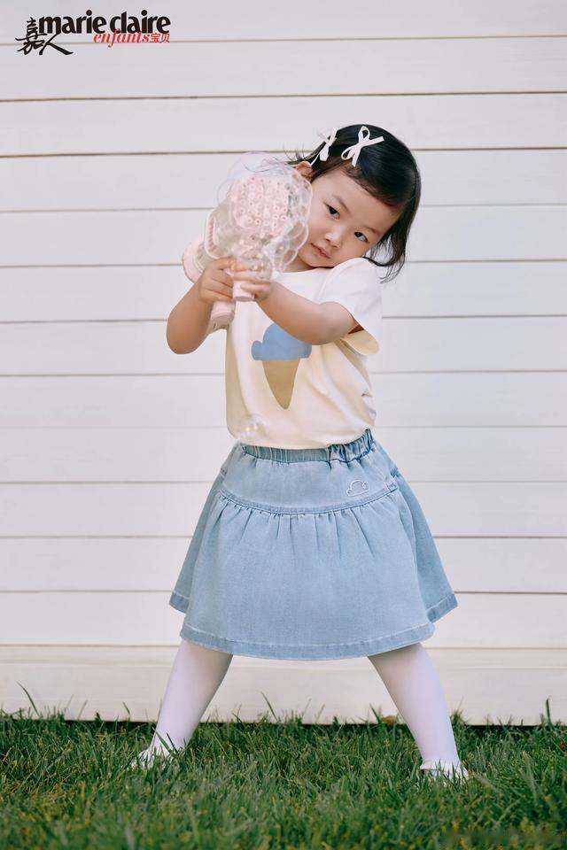朱珠六一携女儿上杂志，将满3岁王珠宝完美复制妈妈的小梨涡