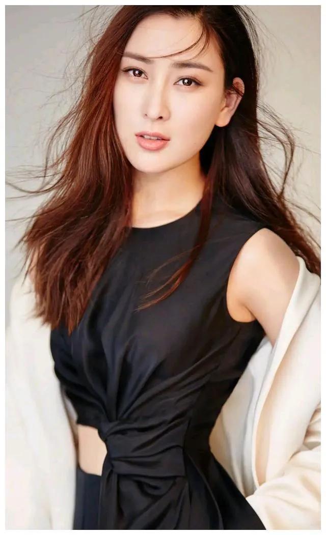 娱乐圈中的三个“女海王”,堪称“人间尤物”,玩的一个比一个花