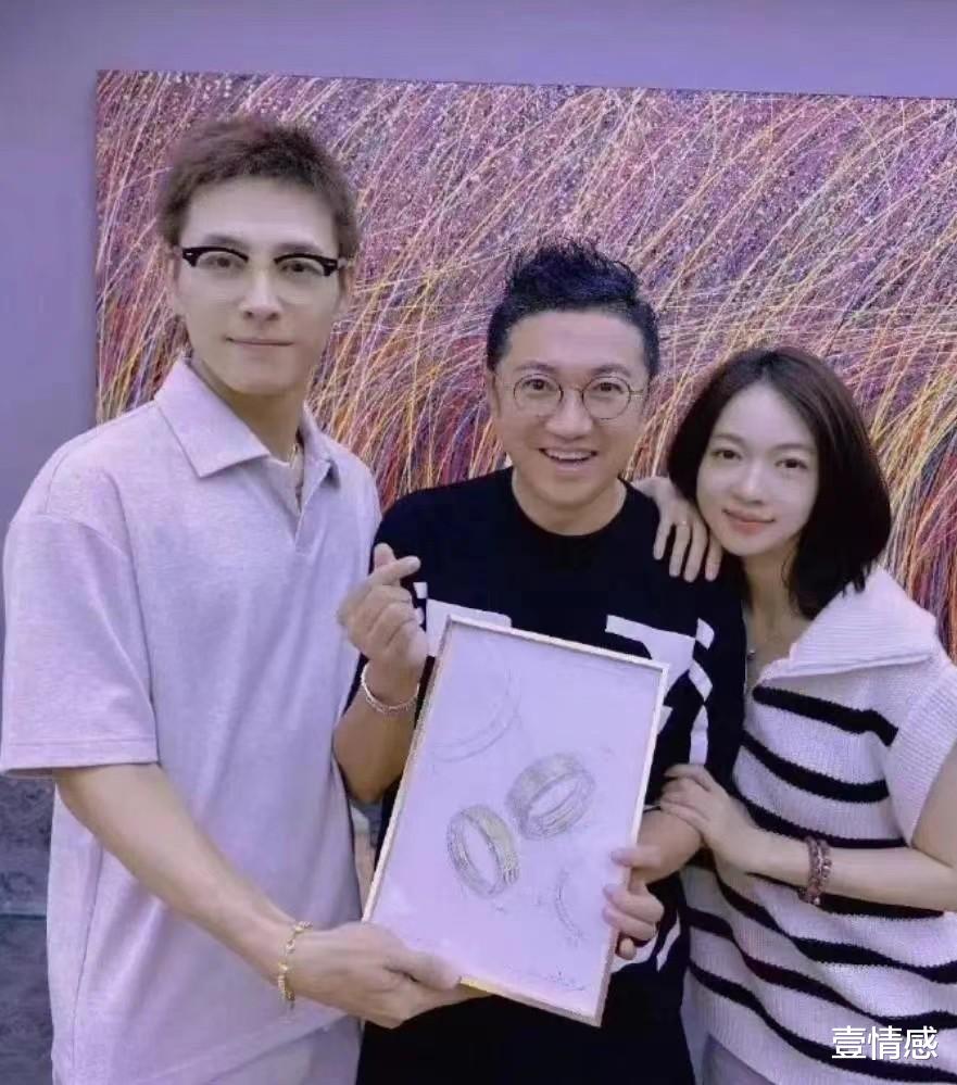 吴谨言小腹隆起孕味十足,洪尧亲密搂肩同吹蜡烛,婚戒设计图醒目