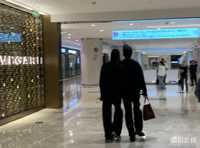 时尚CP出动!井柏然刘雯国贸亲昵逛街,大表姐走路都靠着小井