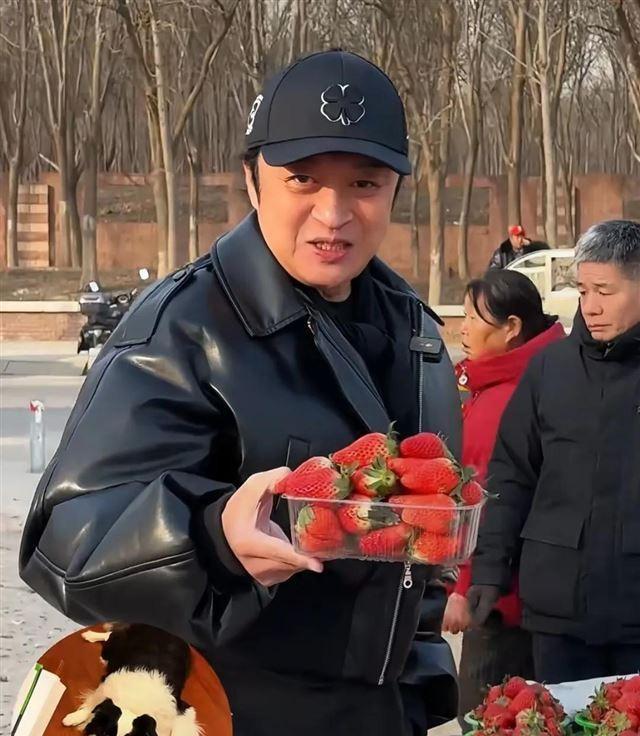 马景涛赶大集,买五块一捆的袜子接地气,自曝虽62了但没长老年斑!