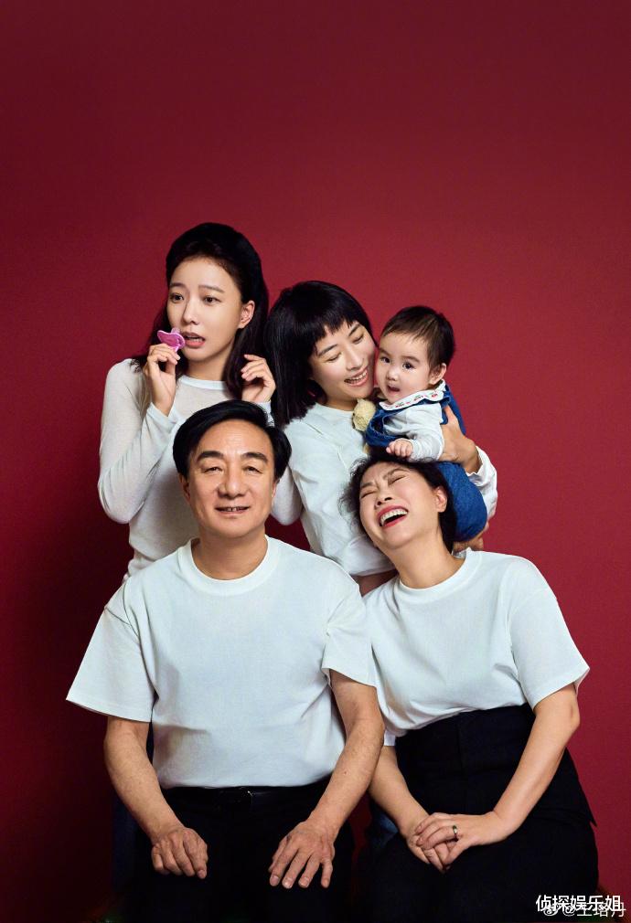 王珞丹元宵节罕见公开全家福,父母姐姐全出镜,一家七口超有爱