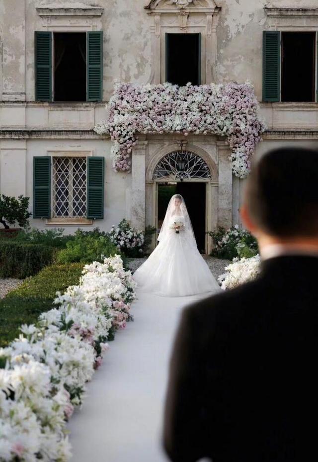 吴千语晒意大利婚礼现场照！与施伯雄在彩虹烟雾下接吻，浪漫至极