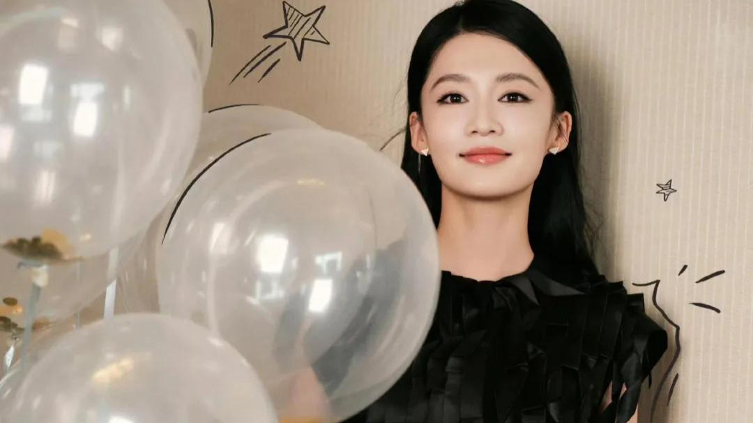 李沁真是让人大开眼界！万种风情皆在小黑裙中表达