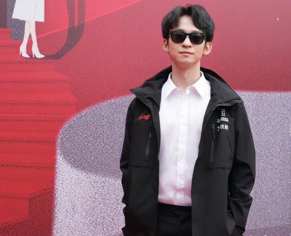 上海这一天，被“穿黑丝”的孙俪惊艳，凶相变福相，甩打针脸几条街