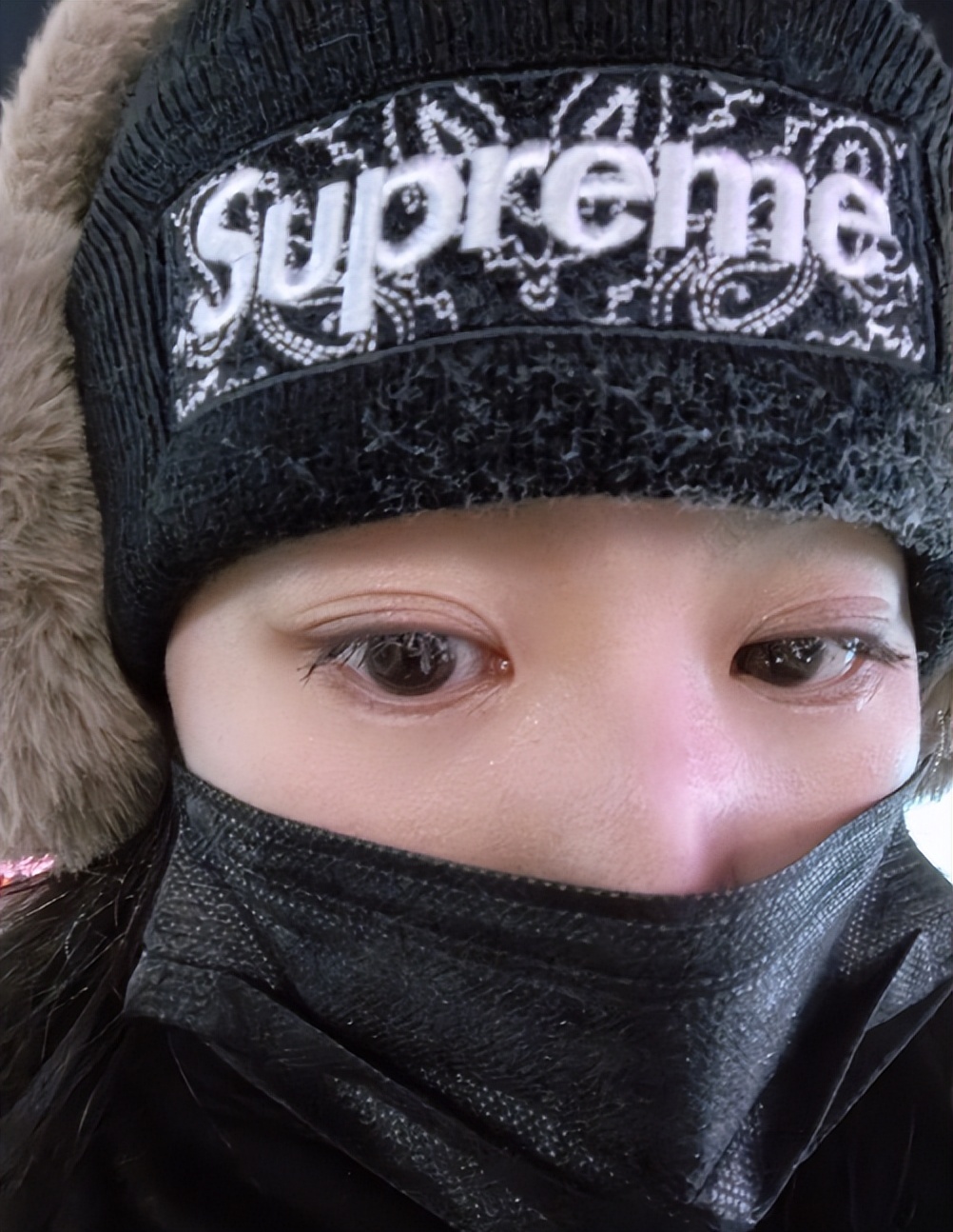 刘亦菲陪妈妈回哈尔滨探亲,穿貂雪地里合影,65岁刘晓莉比女儿美