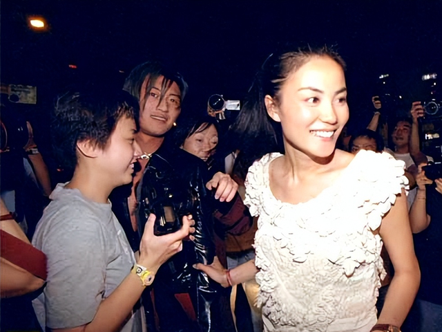 王菲谢霆锋现身机场,44岁谢霆锋把手搭在王菲腿上,很是恩爱!