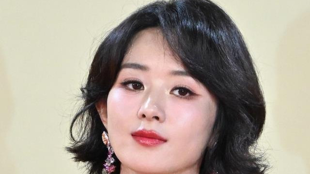 冯绍峰的妈妈最近含泪发声，说出了赵丽颖和冯绍峰离婚的原因。