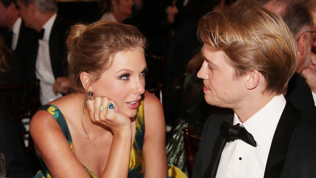 气人吗？新男友花800万看霉霉演唱会，前男友却能从巡演里分钱