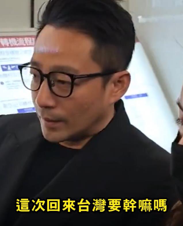 汪小菲再次返台，手抱黑色大包一言不发，马筱梅为他开道气势十足